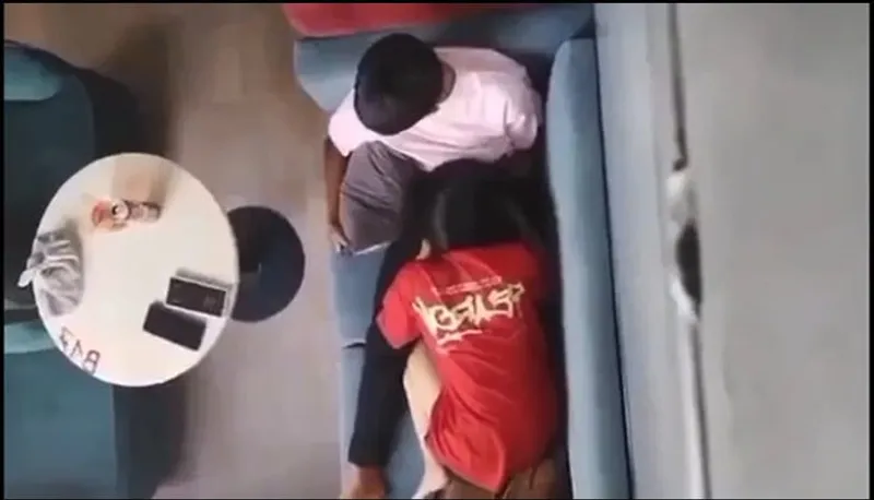 Quay lén tình nhân mút bú cho người yêu nơi công cộng